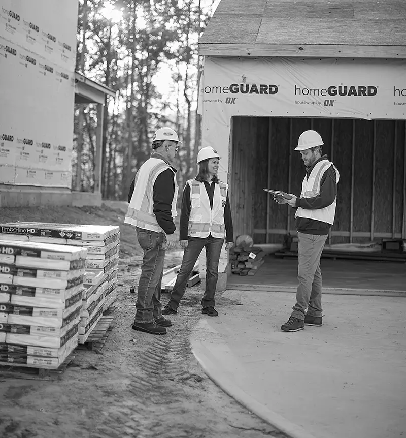 Tres trabajadores de la construcción en el lugar de trabajo